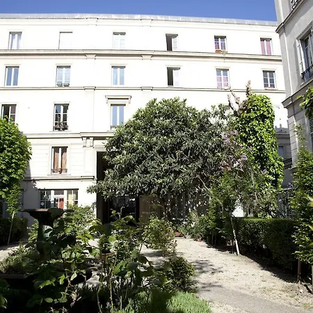 Апартаменты Charming Studio Near Montmartre