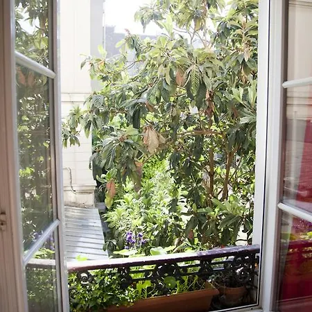 Charming Studio Near Montmartre Париж